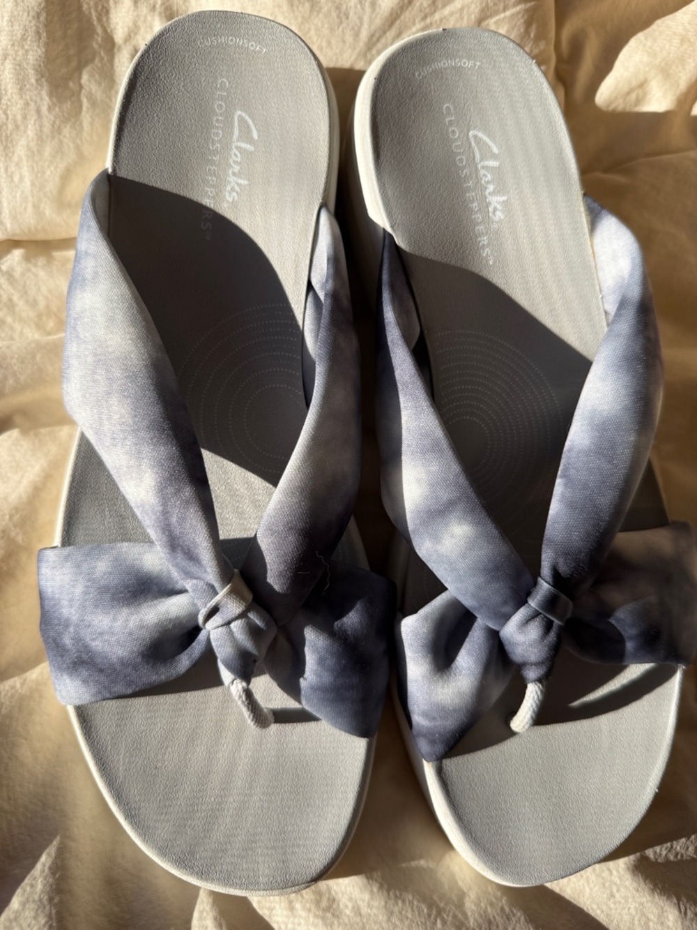 NEARLY NEW!  Clarks Cloudsteppers Women's Blue Gray Tie-Dye Bow Slide Sandals.
